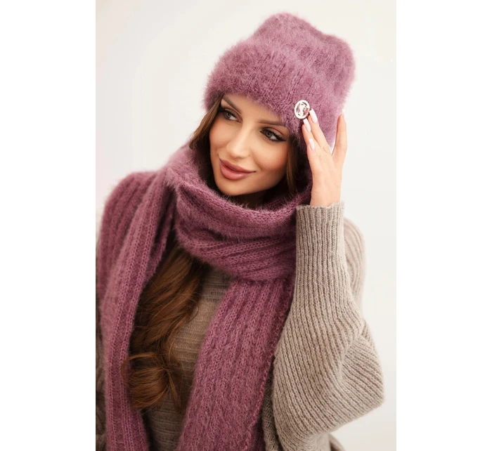 Dámský komplet čepice a model 21800777 šály z měkké příze tmavě růžový - K-Fashion Dámský komplet čepice a model 21800777 šály z měkké příze tmavě růžový - K-Fashion