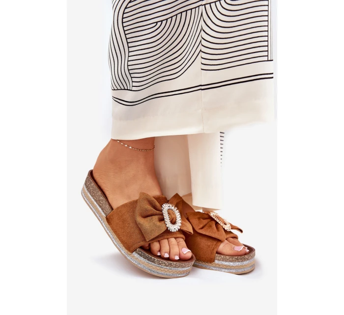 Dámské Sandály Na Platformě S Mašlí A Dekorativní Broží Hnědé Lenela Dámské Sandály Na Platformě S Mašlí A Dekorativní Broží Hnědé Lenela