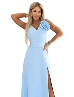 669-2 Svatební maxi šaty s květinou na rameni a rozparkem - modré