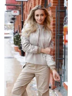 Krátká béžová dámská bunda typu bomber model 18117131 - Ann Gissy Krátká béžová dámská bunda typu bomber model 18117131 - Ann Gissy