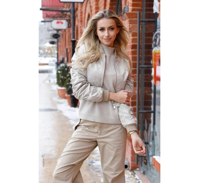 Krátká béžová dámská bunda typu bomber model 18117131 - Ann Gissy Krátká béžová dámská bunda typu bomber model 18117131 - Ann Gissy