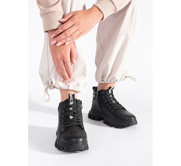 Zajímavé kotníčkové boty dámské černé na plochém podpatku Zajímavé kotníčkové boty dámské černé na plochém podpatku