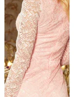 Dámské krajkové šaty v pastelově růžové barvě s dlouhými rukávy a výstřihem model 5917737