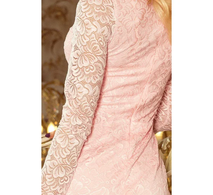 Dámské krajkové šaty v pastelově růžové barvě s dlouhými rukávy a výstřihem model 5917737