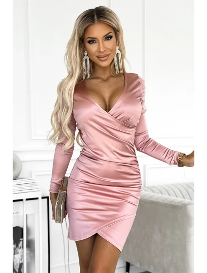 Saténové dámské šaty ve špinavě růžové barvě s přeloženým obálkovým výstřihem a dlouhými rukávy model 18611832 - numoco Saténové dámské šaty ve špinavě růžové barvě s přeloženým obálkovým výstřihem a dlouhými rukávy model 18611832 - numoco