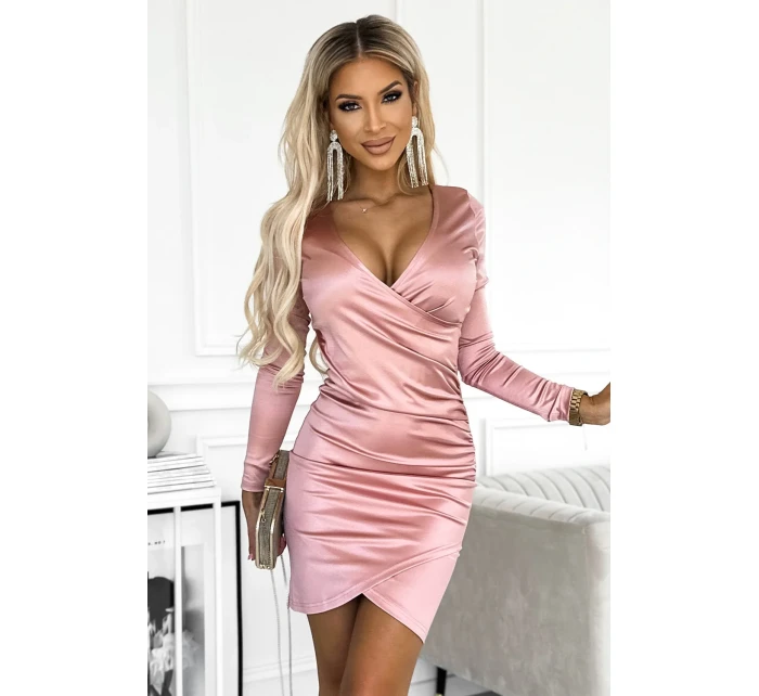 Saténové dámské šaty ve špinavě růžové barvě s přeloženým obálkovým výstřihem a dlouhými rukávy model 18611832 - numoco Saténové dámské šaty ve špinavě růžové barvě s přeloženým obálkovým výstřihem a dlouhými rukávy model 18611832 - numoco