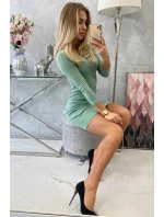 Přiléhavé šaty s výstřihem tmavě mátové