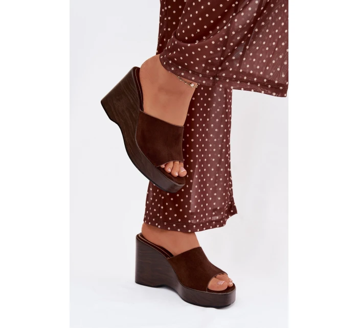 pantofle na platformě čokoládové model 21919265 - Boto