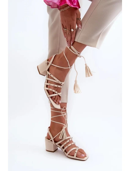 Béžové sandály na nízkém podpatku se zavazováním Chrisele zdobené cvočky Béžové sandály na nízkém podpatku se zavazováním Chrisele zdobené cvočky