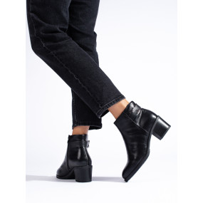 Výborné černé dámské  kotníčkové boty na plochém podpatku