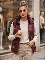 Kamizelka damska pikowana z kapturem bordowa model 22358231 - FashionStreet Kamizelka damska pikowana z kapturem bordowa model 22358231 - FashionStreet