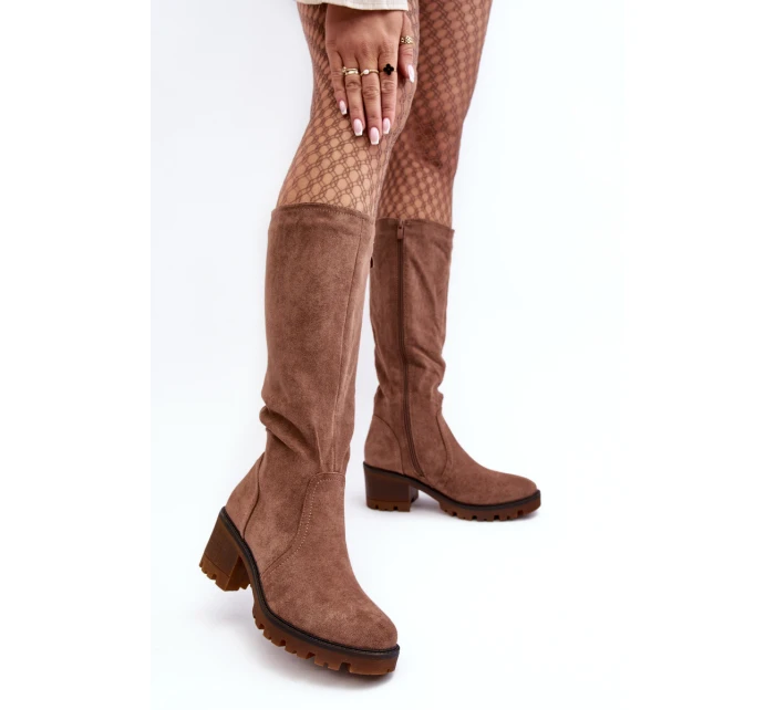 Dámské koleno vysoké kozačky na nízkém podpatku hnědé model 21637892 - Boto