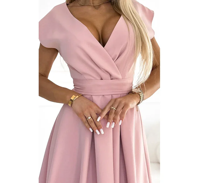 SCARLETT Rozšířené dámské šaty v pudrově růžové barvě s přeloženým obálkovým výstřihem a páskem model 19908587 - numoco SCARLETT Rozšířené dámské šaty v pudrově růžové barvě s přeloženým obálkovým výstřihem a páskem model 19908587 - numoco