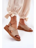 Dámské sandály na klínu z eko kůže – béžové Quilara