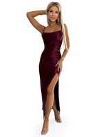 Dlouhé dámské saténové šaty ve vínové bordó barvě s rozparkem na model 19078225 - numoco