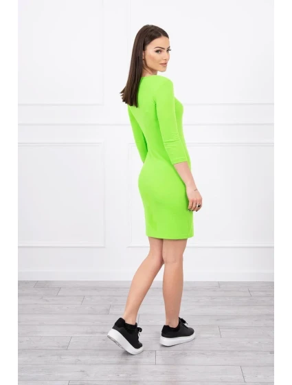Přiléhavé šaty se zeleným neonovým výstřihem Přiléhavé šaty se zeleným neonovým výstřihem