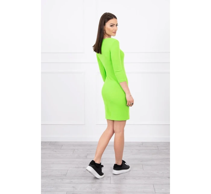 Přiléhavé šaty se zeleným neonovým výstřihem Přiléhavé šaty se zeleným neonovým výstřihem