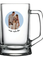 Personalizovaná pivní sklenice s výřezem fotky na podkladu