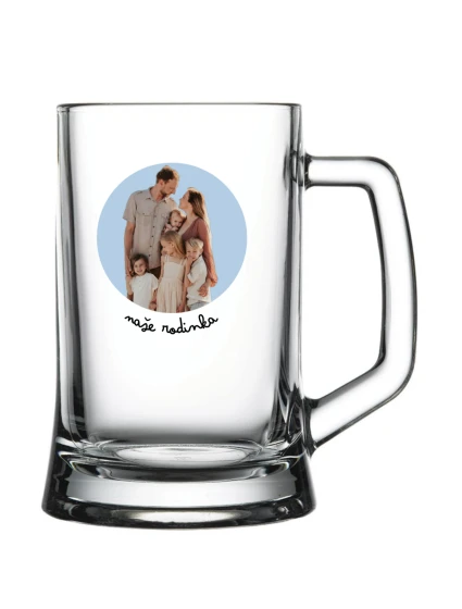 Personalizovaná pivní sklenice s výřezem fotky na podkladu