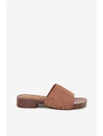 Ženské pantofle na plochém podpatku se zlatými přezkami Hnědé Girella Ženské pantofle na plochém podpatku se zlatými přezkami Hnědé Girella