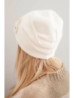 Dámská čepice s ozdobnými chlupatými květy elegantní bílá