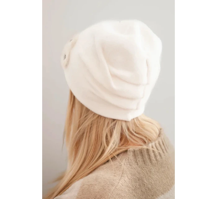 Dámská čepice s ozdobnými chlupatými květy elegantní bílá
