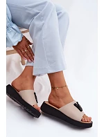 Kožené dámské pantofle s V na platformě  béžové model 22125935 - VINCEZA