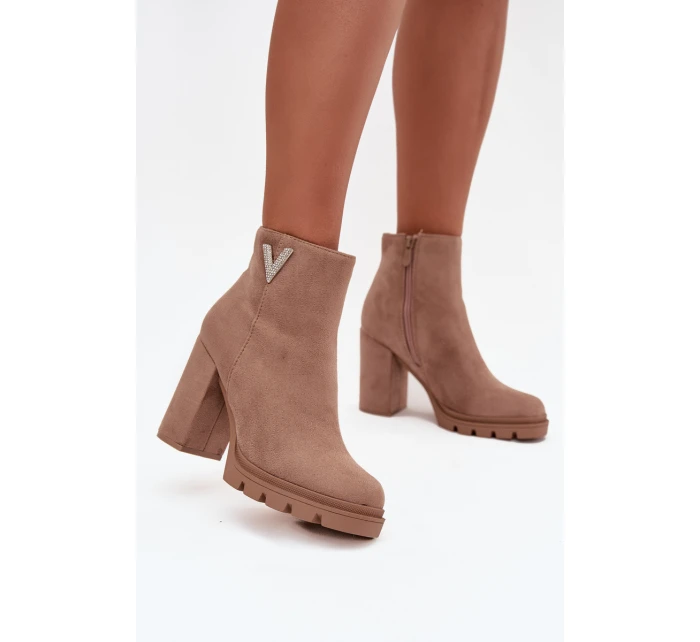Dámské kotníkové boty s izolací na klínku s ozdobným detailem béžové Briella Dámské kotníkové boty s izolací na klínku s ozdobným detailem béžové Briella