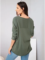 Dámská bavlněná oversized halenka s výstřihem do V a prodlouženým zadním dílem khaki Dámská bavlněná oversized halenka s výstřihem do V a prodlouženým zadním dílem khaki