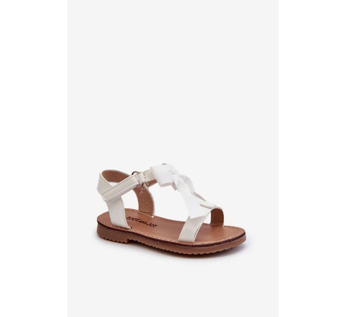 Lakované dětské sandálky s mašlí na suchý zip, bílé Joratia Lakované dětské sandálky s mašlí na suchý zip, bílé Joratia