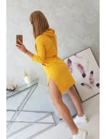 Šaty s delšími zády a barevným hořčicovým potiskem Šaty s delšími zády a barevným hořčicovým potiskem