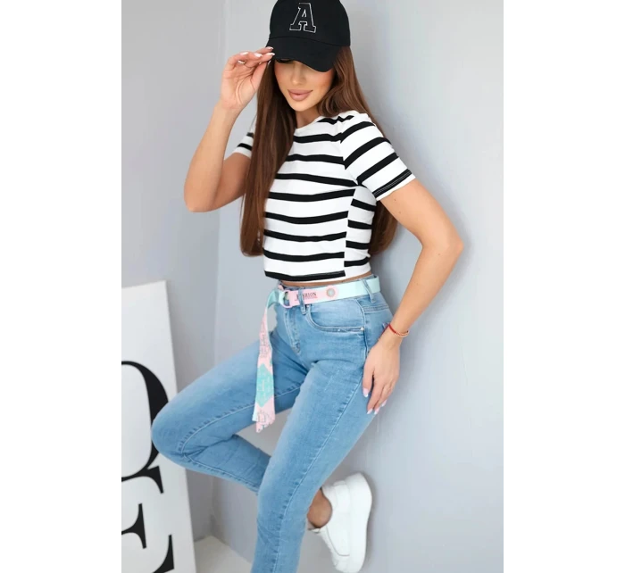 Dámské džíny s vysokým pasem a volnou nohavicí Dámské džíny s vysokým pasem a volnou nohavicí