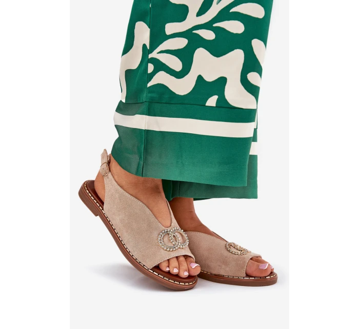 Dámské Sandály S Dekorací Na Plochém Podpatku Eko Semišové Béžové model 21685721 - Boto Dámské Sandály S Dekorací Na Plochém Podpatku Eko Semišové Béžové model 21685721 - Boto