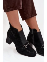 Dámské kotníkové boty z pravé semišové kůže na podpatku model 21714179 Černé - Artiker Dámské kotníkové boty z pravé semišové kůže na podpatku model 21714179 Černé - Artiker