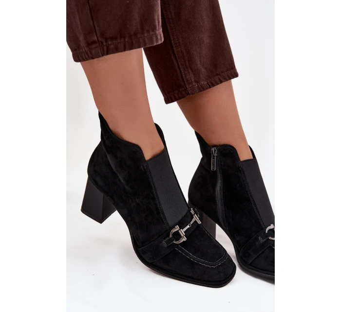 Dámské kotníkové boty z pravé semišové kůže na podpatku model 21714179 Černé - Artiker Dámské kotníkové boty z pravé semišové kůže na podpatku model 21714179 Černé - Artiker