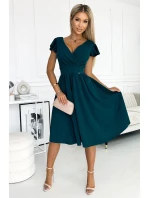 Dámské šaty v lahvově zelené barvě s výstřihem a krátkými rukávy model 18475695 - numoco Dámské šaty v lahvově zelené barvě s výstřihem a krátkými rukávy model 18475695 - numoco