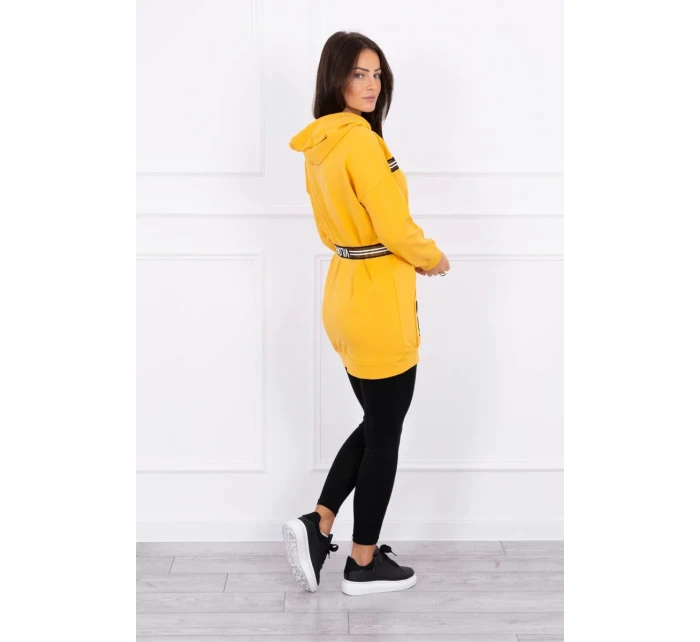 Šaty zdobené stuhou a nápisy v hořčicové barvě Šaty zdobené stuhou a nápisy v hořčicové barvě