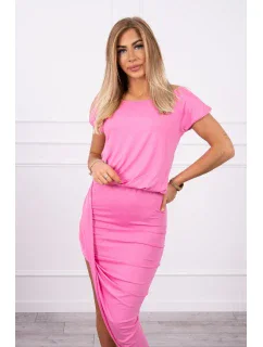 Asymetrické růžové šaty