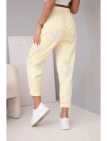 Dámské viskózové kalhoty s květinovým vzorem a páskem žluté Dámské viskózové kalhoty s květinovým vzorem a páskem žluté