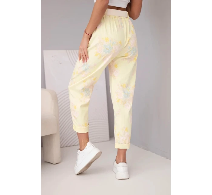 Dámské viskózové kalhoty s květinovým vzorem a páskem žluté Dámské viskózové kalhoty s květinovým vzorem a páskem žluté