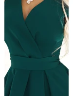 SCARLETT Zelené rozšířené dámské šaty s přeloženým obálkovým výstřihem model 20864405 - numoco SCARLETT Zelené rozšířené dámské šaty s přeloženým obálkovým výstřihem model 20864405 - numoco