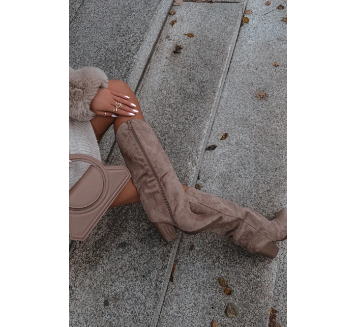 kozačky na podpatku z eko semiše béžové  Damskie model 21715105 - Boto