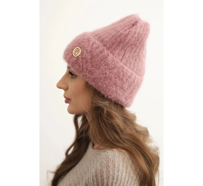 Dámská zimní čepice z huňaté pleteniny a s model 21441822 knoflíkem tmavě růžová - K-Fashion Dámská zimní čepice z huňaté pleteniny a s model 21441822 knoflíkem tmavě růžová - K-Fashion
