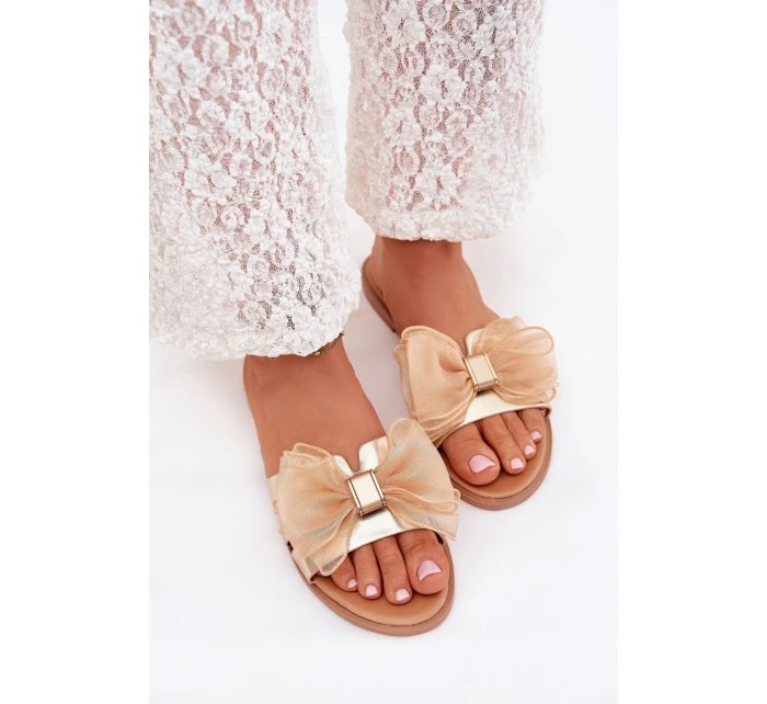 Dámské sandály na plochém podpatku s mašlí zlaté model 21703826 - Boto Dámské sandály na plochém podpatku s mašlí zlaté model 21703826 - Boto