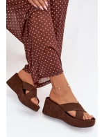 Dámské pantofle na platformě z eko semiše čokoládové model 21919328 - Boto