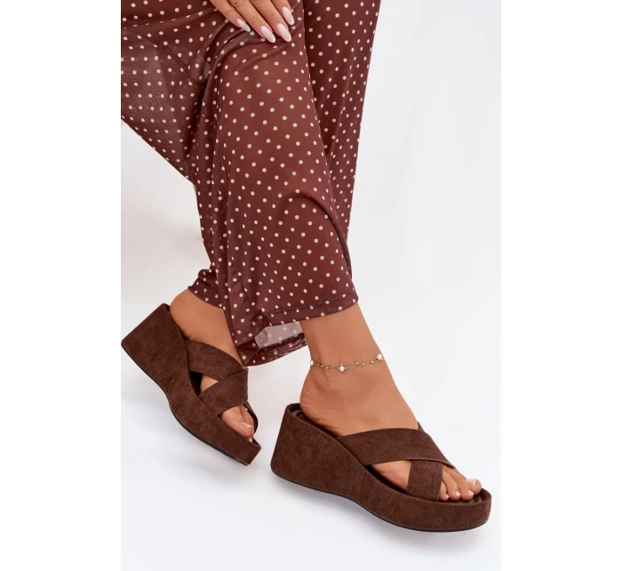 Dámské pantofle na platformě z eko semiše čokoládové model 21919328 - Boto