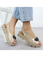 Dámské sandály na platformě perforované zlaté model 21904697 - Potocki Dámské sandály na platformě perforované zlaté model 21904697 - Potocki