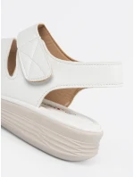 Pohodlné bílé  sandály dámské bez podpatku