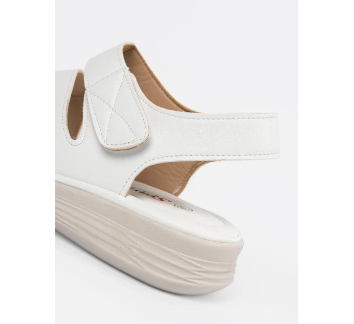 Pohodlné bílé  sandály dámské bez podpatku