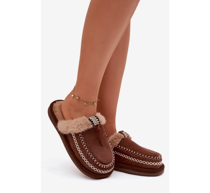 Dámské domácí pantofle s kožíškem a výšivkou – hnědé Perivelle Dámské domácí pantofle s kožíškem a výšivkou – hnědé Perivelle